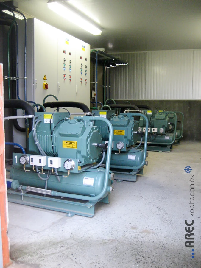 Industriële koelinstallatie met compressoren in machinekamer
