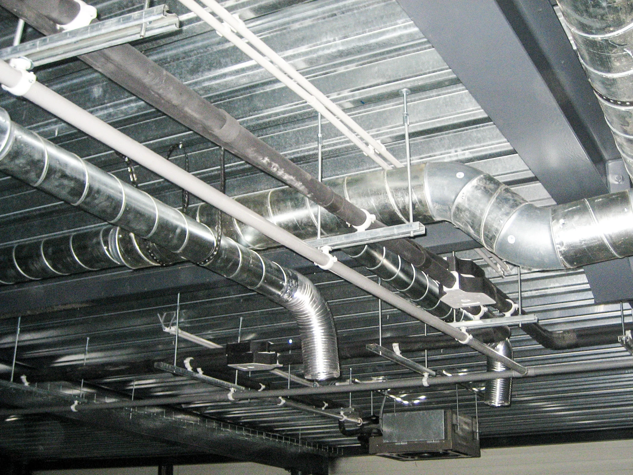 Spiraalvormige ventilatiekanalen onder plafond