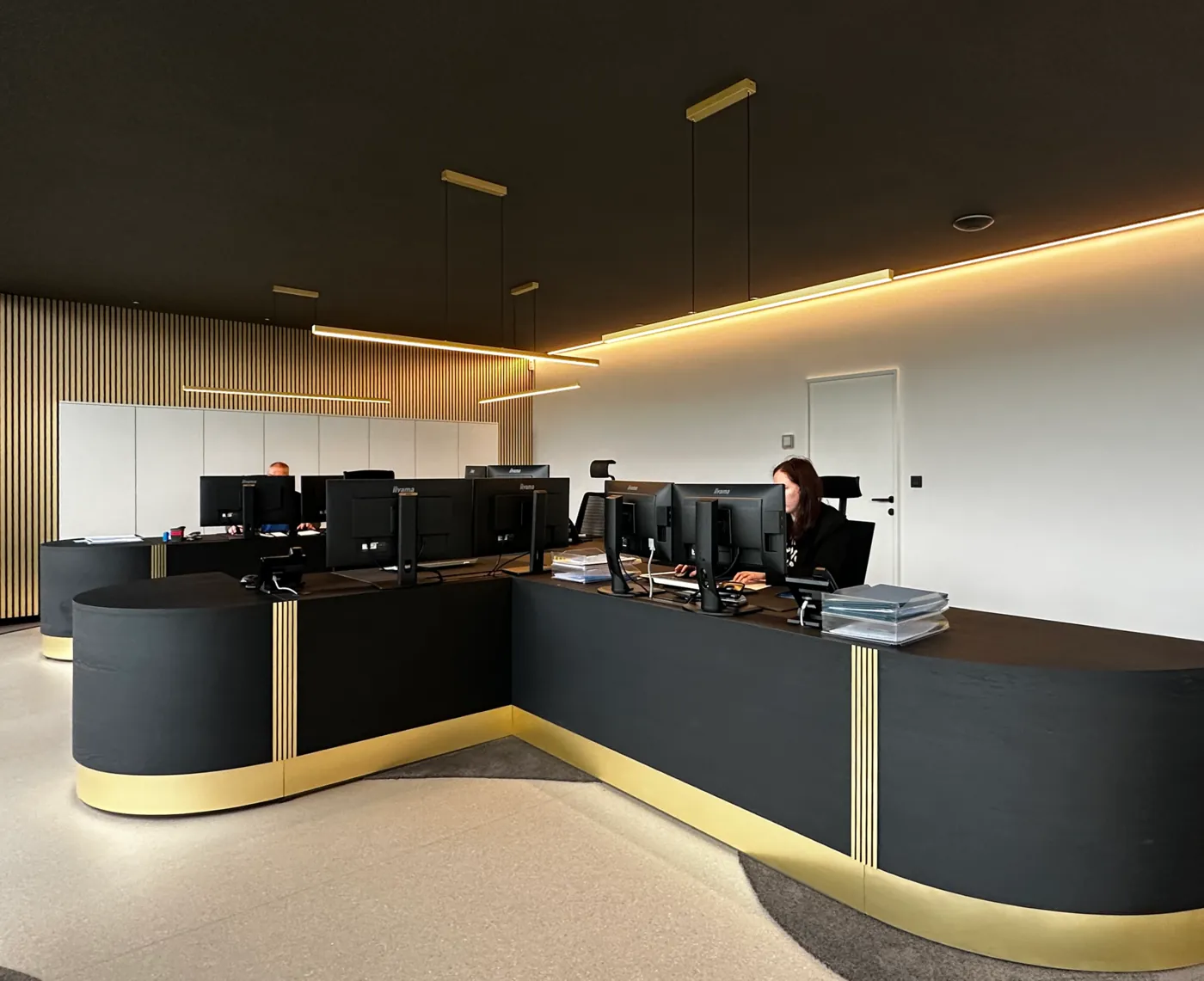 Het kantoor van AREC met medewerkers aan de balie