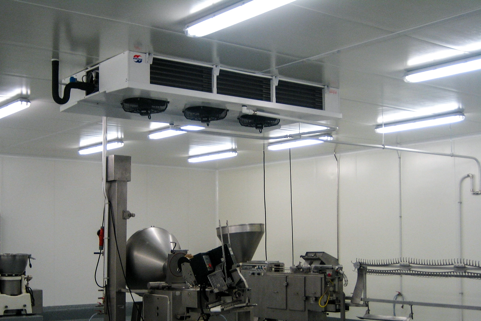 Spiraalvormige ventilatiekanalen onder plafond