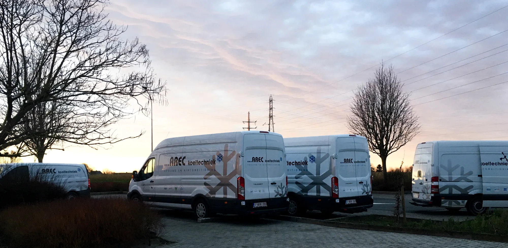 Het wagenpark van Arec Koeltechniek staat bij dageraad klaar op de parking