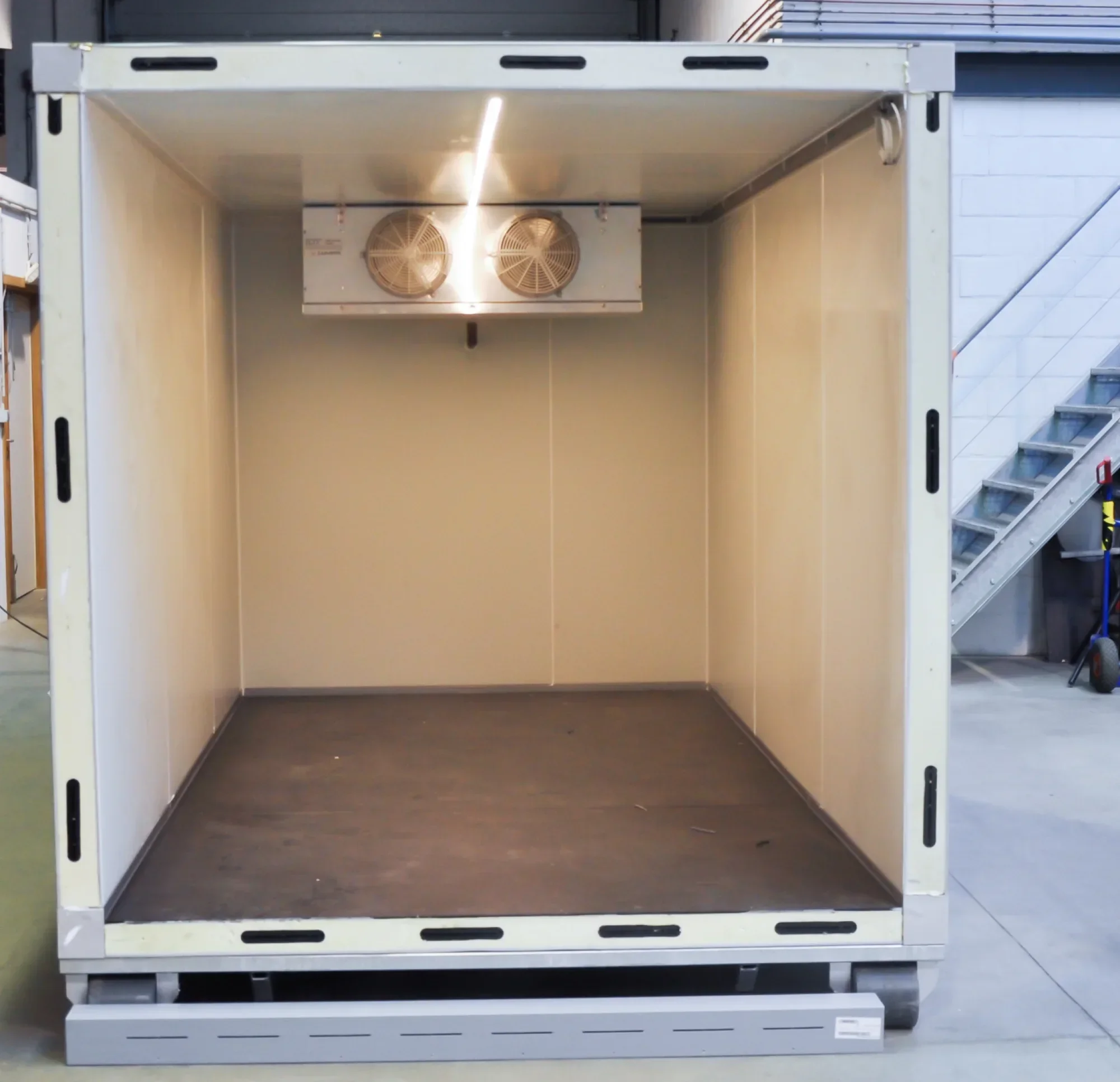 Mobiele koelcel, in eigen atelier opgebouwd uit panelen