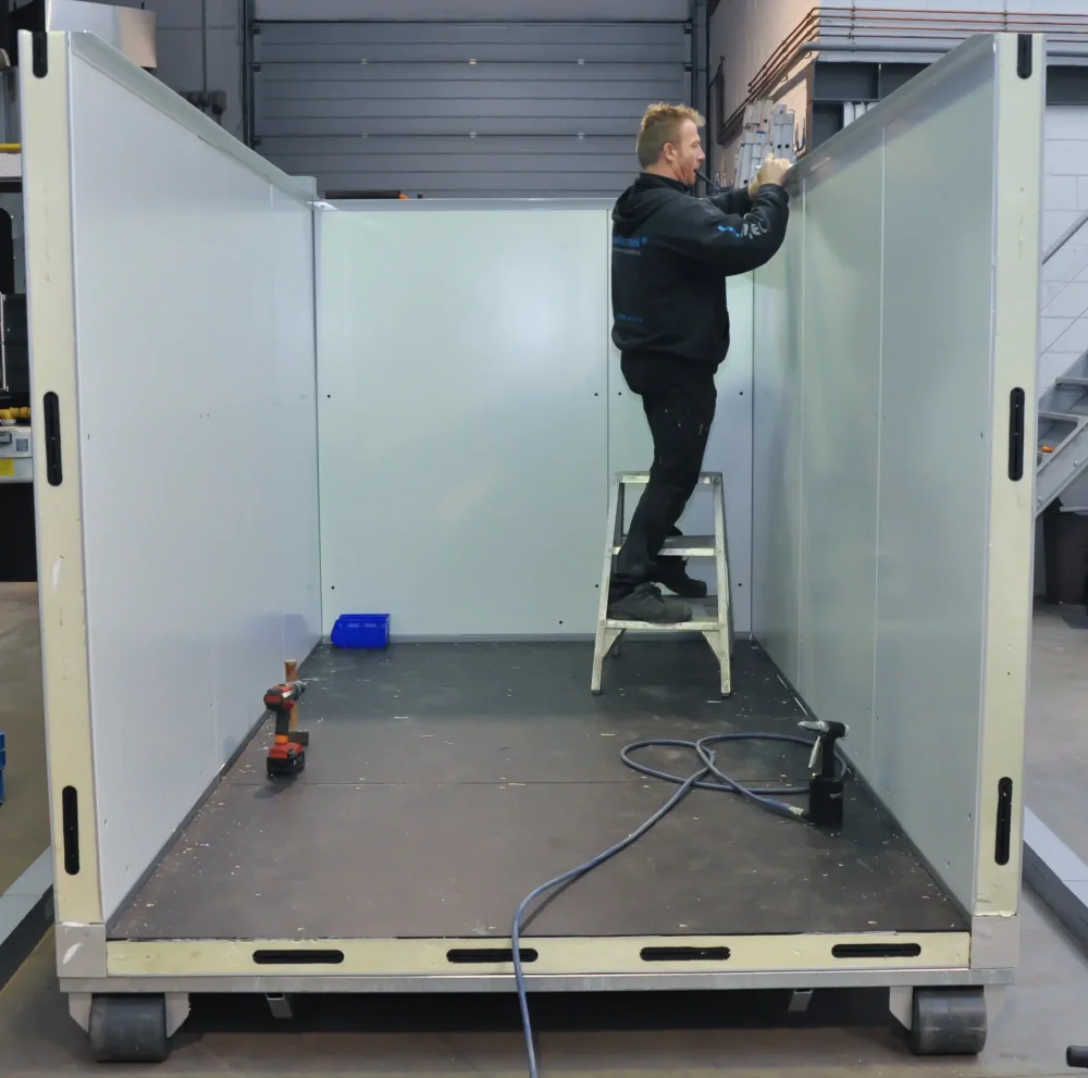 Mobiele koelcel, in eigen atelier opgebouwd uit panelen — foto 2