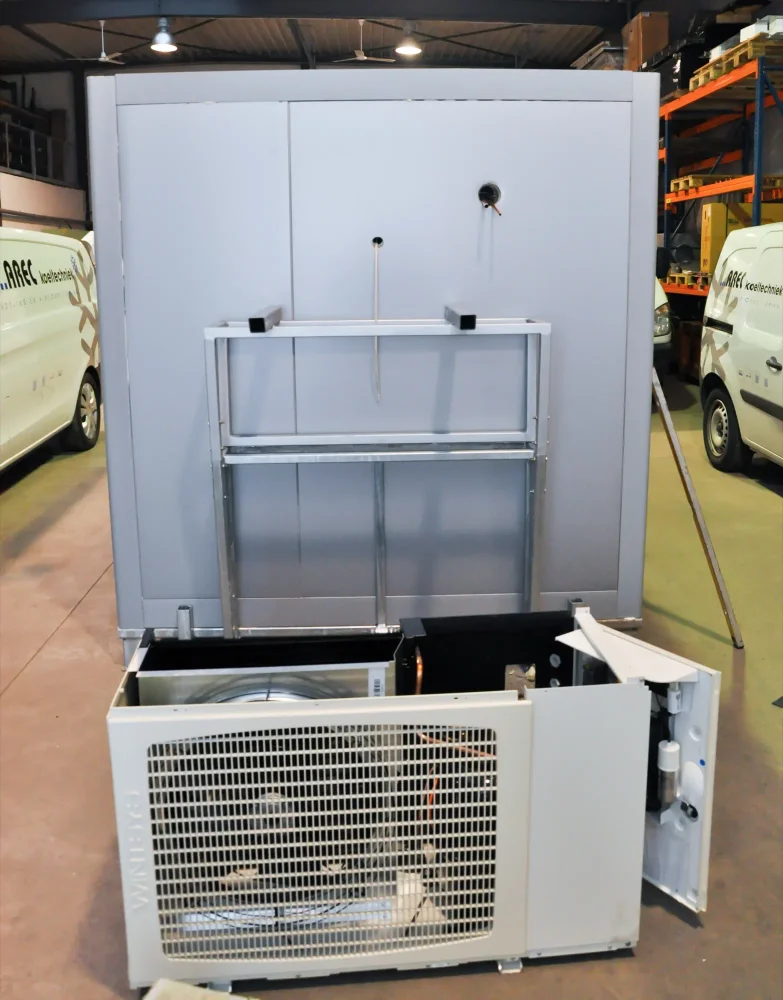 Mobiele koelcel, in eigen atelier opgebouwd uit panelen — foto 3