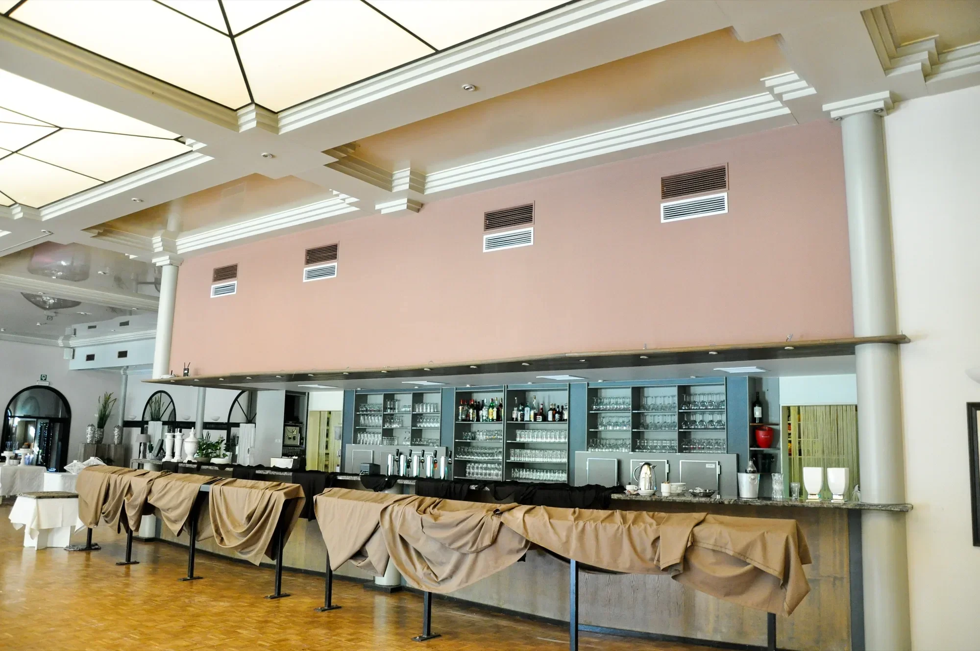 Klimatisatie voor een feestzaal, weggewerkt boven het plafond