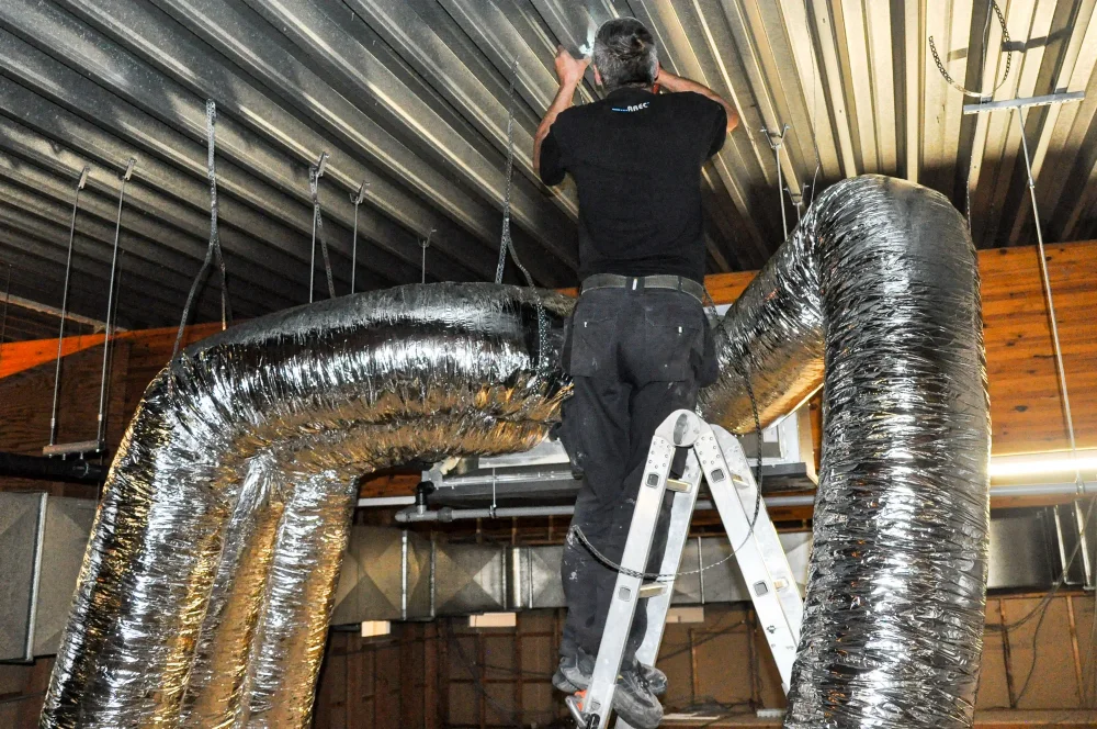 Klimatisatie voor een feestzaal, weggewerkt boven het plafond — foto 1