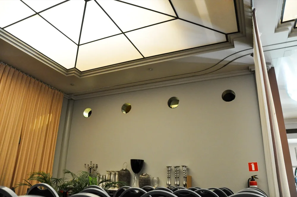 Klimatisatie voor een feestzaal, weggewerkt boven het plafond — foto 6