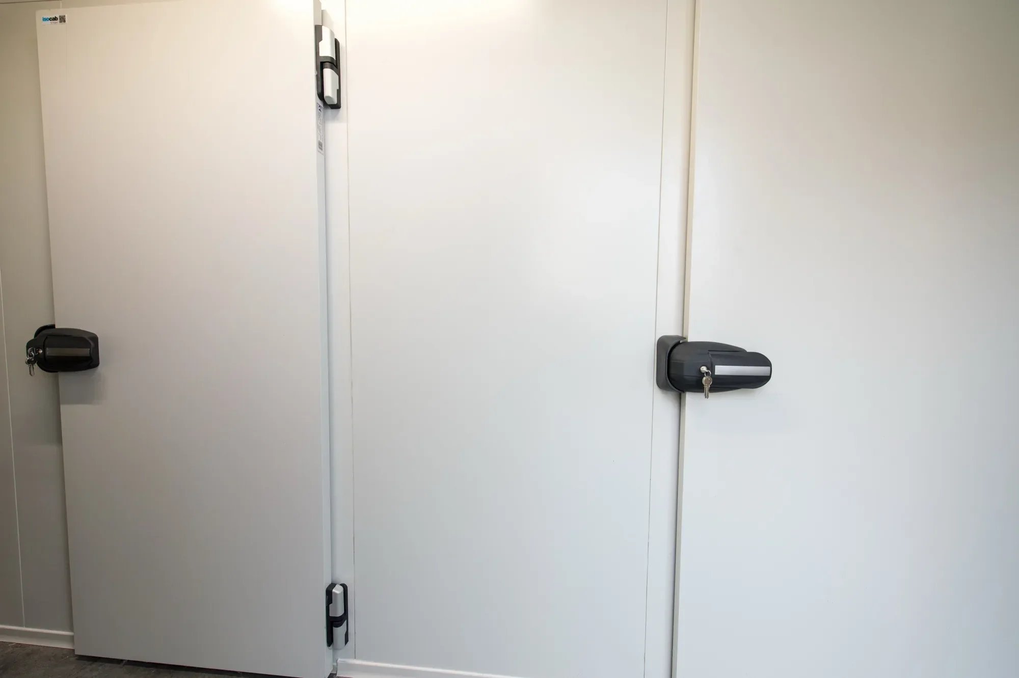 Gekoelde bewaarcellen en dakinstallatie voor een maatwerkbedrijf